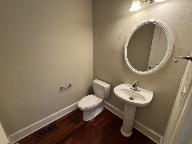 Building Photo - 4 Bedroom - 2 1/2 Bath Tualatin Home