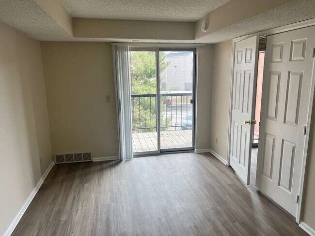 Building Photo - AVAILABLE NOW!  Cozy condo in the Chestnut Community!