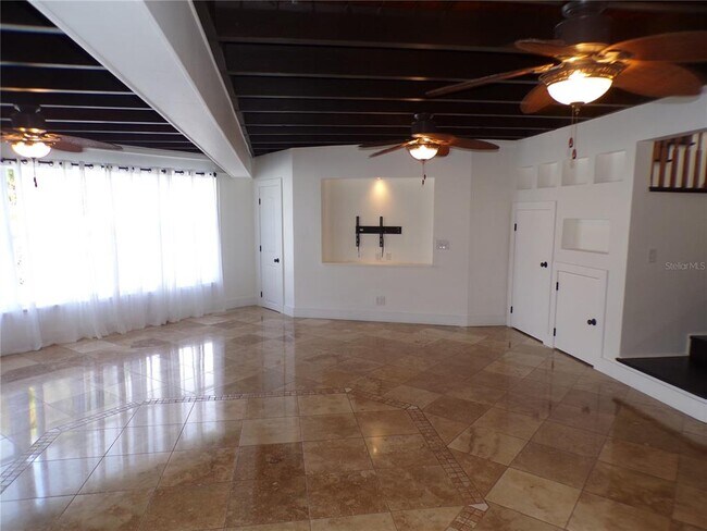 Building Photo - 179 Maria Ct