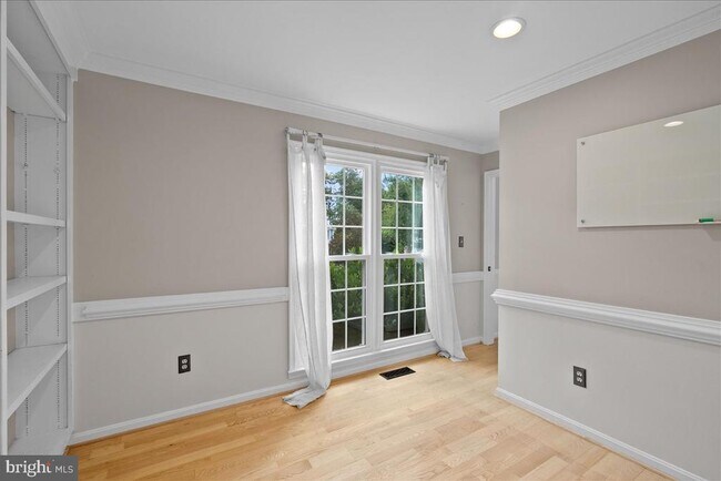 Building Photo - 8608 Oak Brook Ln