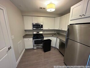 Building Photo - 194 Maverick St