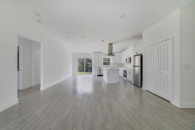 Building Photo - 417 St Johns Ln
