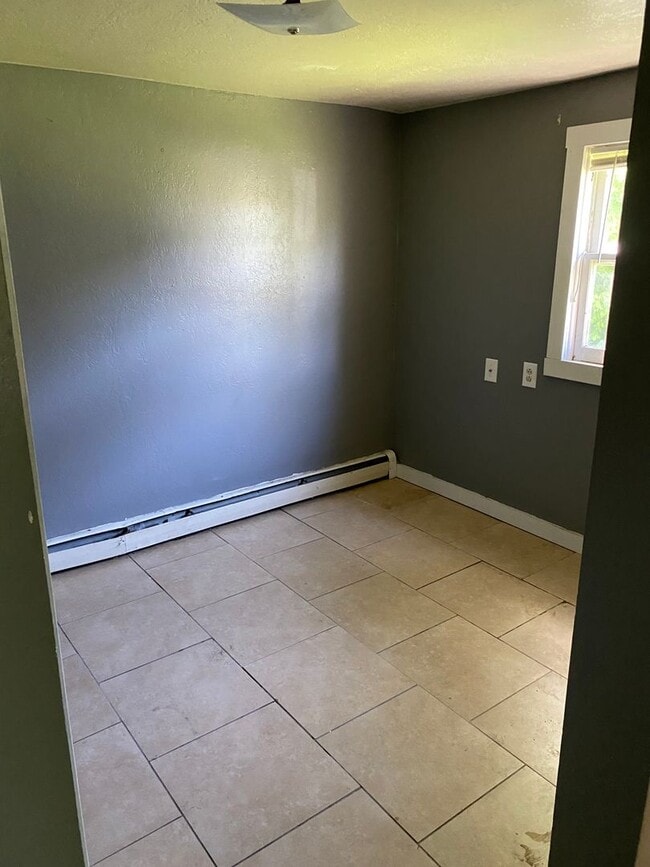 Building Photo - Great 2 br 1 bath House. Pet Friendly.  Available for December move in!