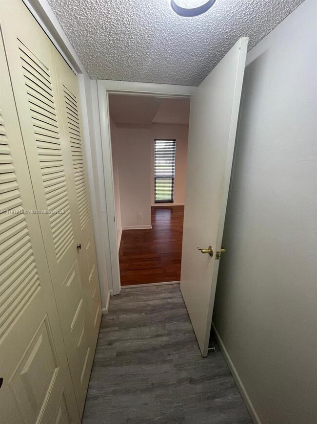 Building Photo - 454 N Laurel Dr