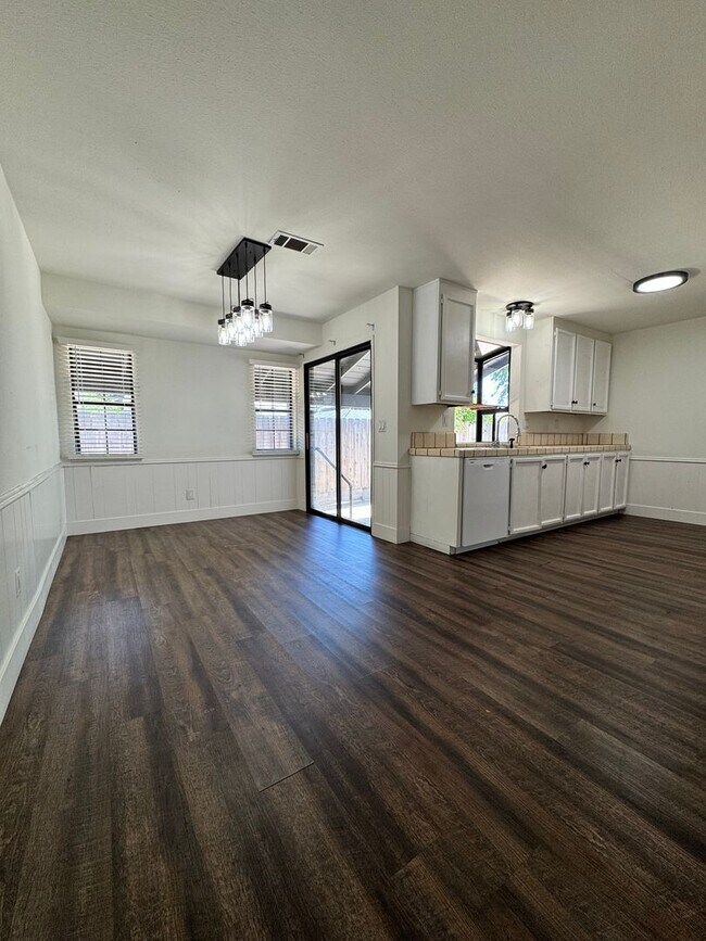 Building Photo - Available now! 3 Bed/2 Bath Home