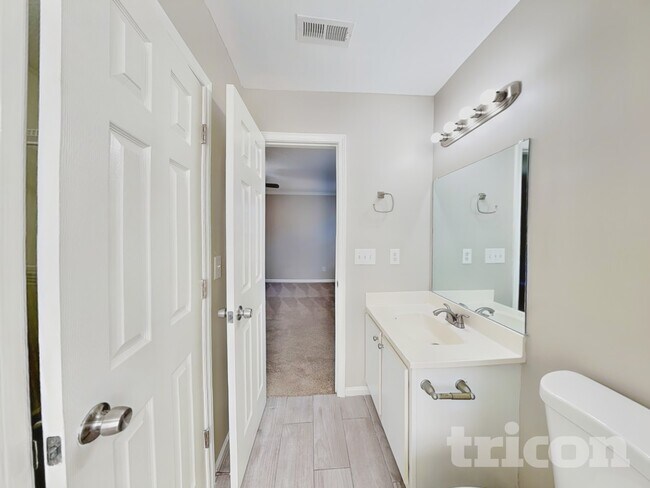 Building Photo - 11 Peridot Pl