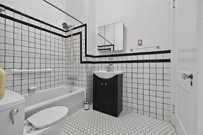Building Photo - 582 Clifton Rd NE
