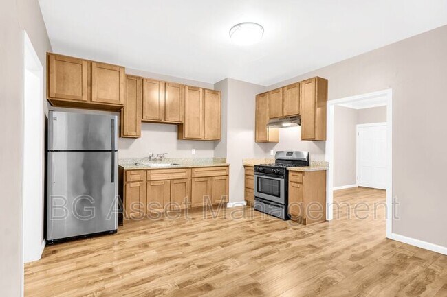 Building Photo - 709 York St