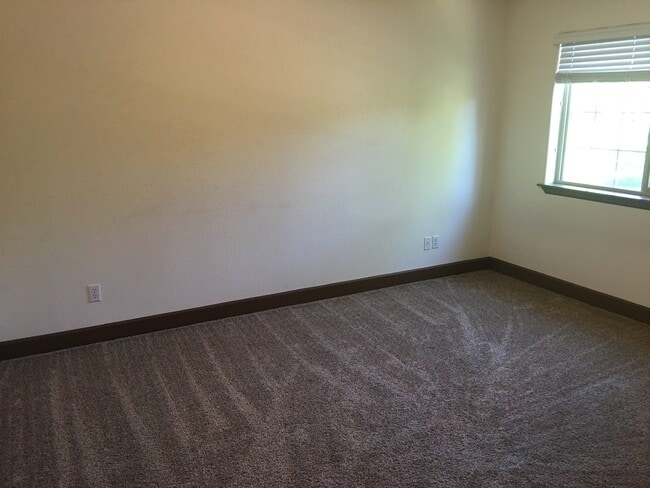 Building Photo - Lake Forest Townhouse