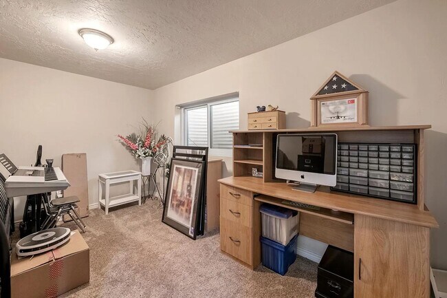 Building Photo - Beautiful 4 Bedroom Home in Sandy!
