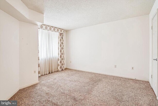 Building Photo - 10101 Grosvenor Pl