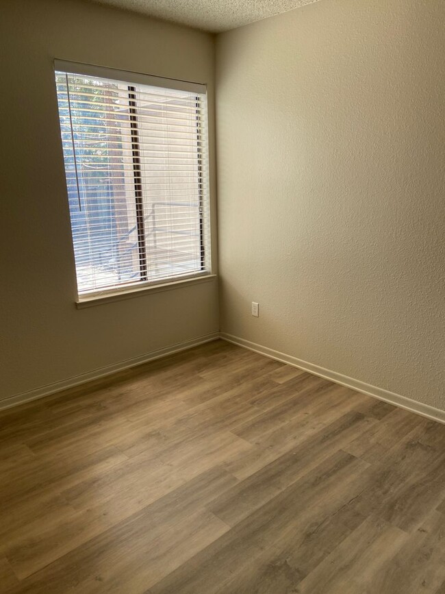Building Photo - Spacious Condo - Fantastic Location