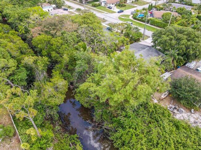 Building Photo - 404 S Caloosahatchee Ave