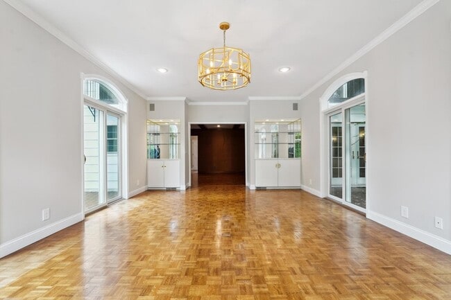 Building Photo - 5721 Londonderry Rd