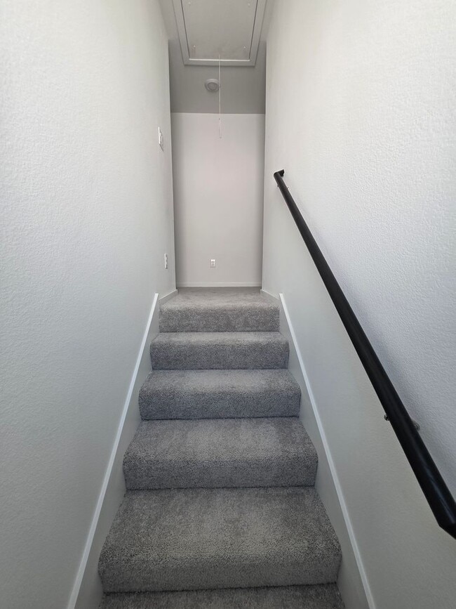Building Photo - "Feel Right at Home – Modern 3 Bed, 2.5 Ba...