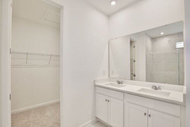 Building Photo - Thoughtfully Designed 4/3 Home with Premium Upgrades and 2 Car Garage! Available Now!