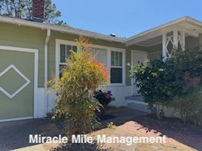 Building Photo - Charming Sun Valley Home with Wonderful Ou...