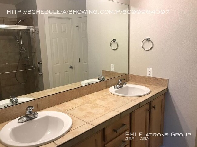 Building Photo - Spacious Indian Peaks Townhouse Close to L...