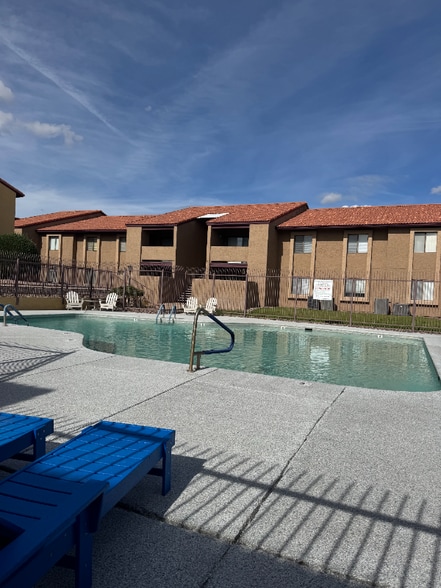 Building Photo - 2194 N Pantano Rd