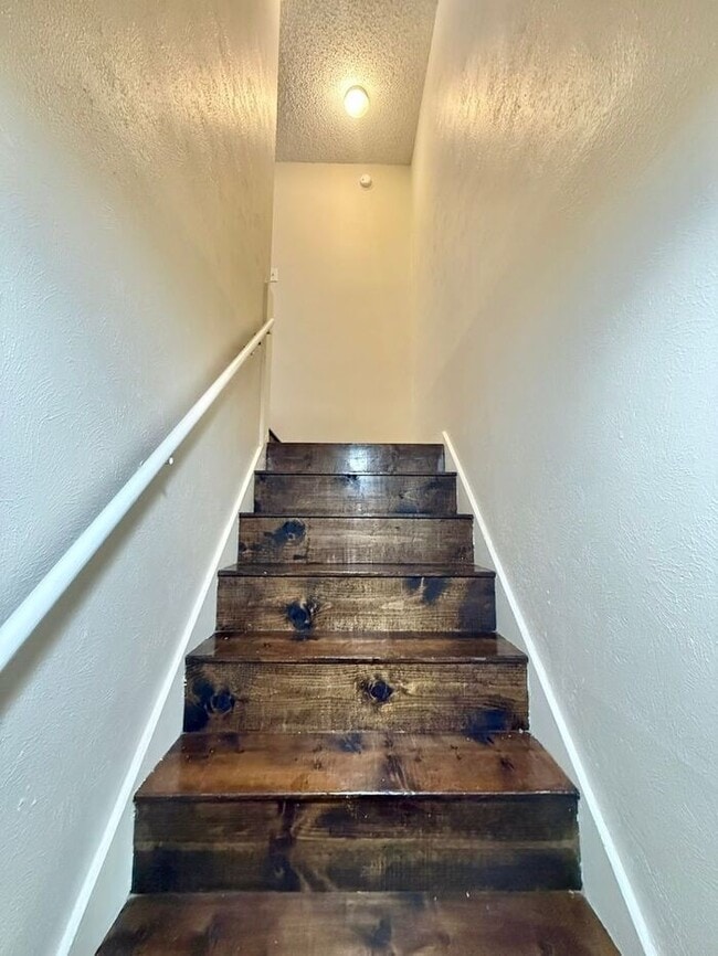 Building Photo - Tour Today! Spacious 3 Bed, 2.5 Bath Duplex