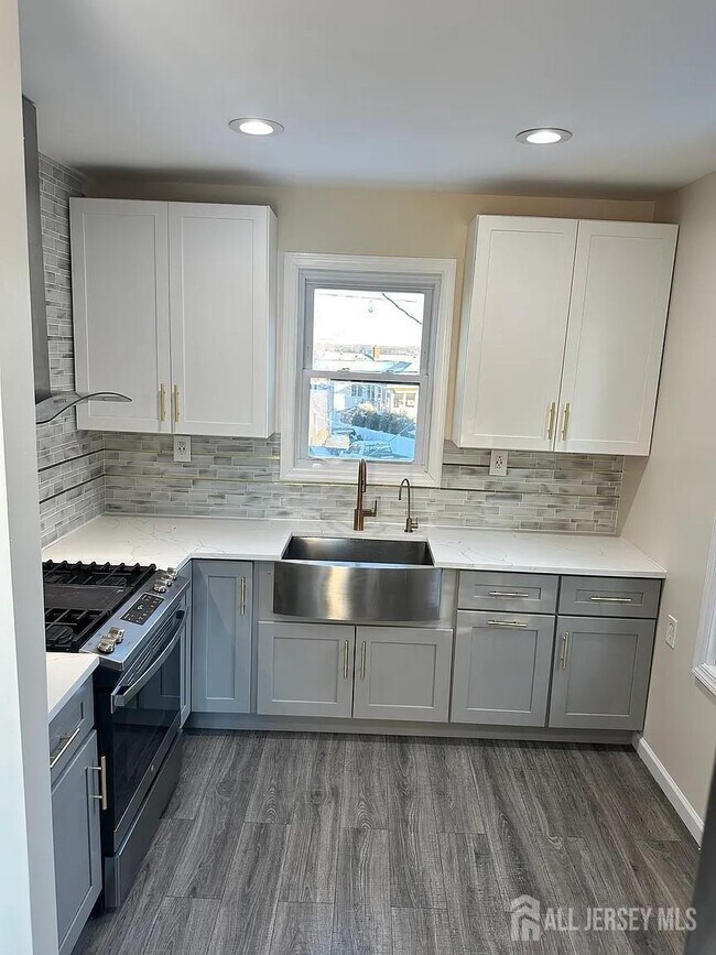Building Photo - 483 East Ave