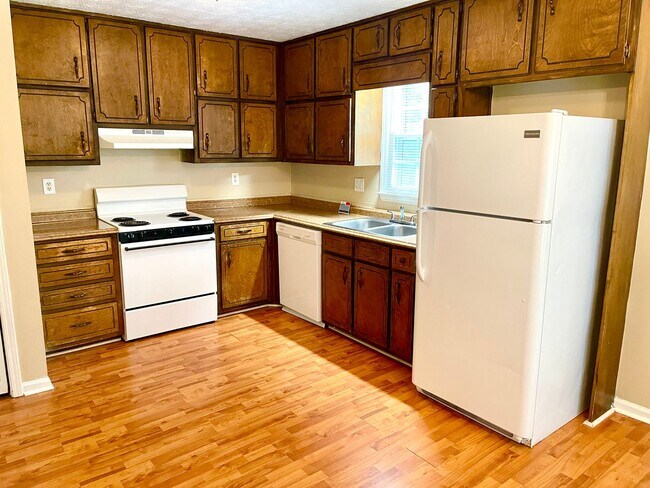 Building Photo - Delightful Upstairs 3 Bedroom / 2 Bathroom...