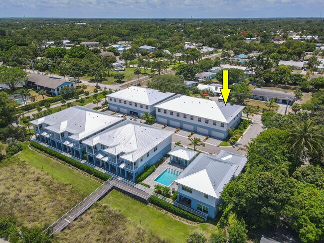 Building Photo - 4650 SE Manatee Way