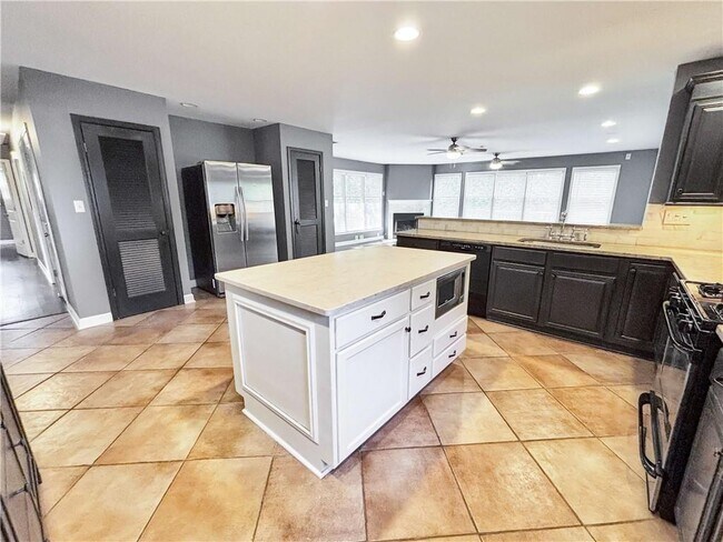 Building Photo - 2395 Powers Ferry Dr SE