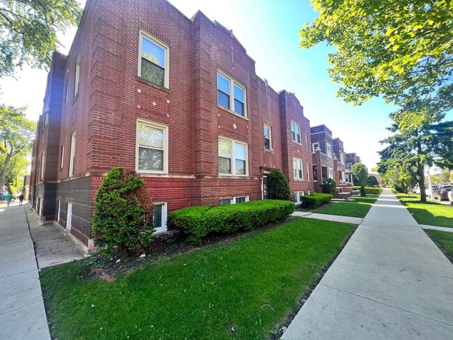 Building Photo - 3021 W 58th St