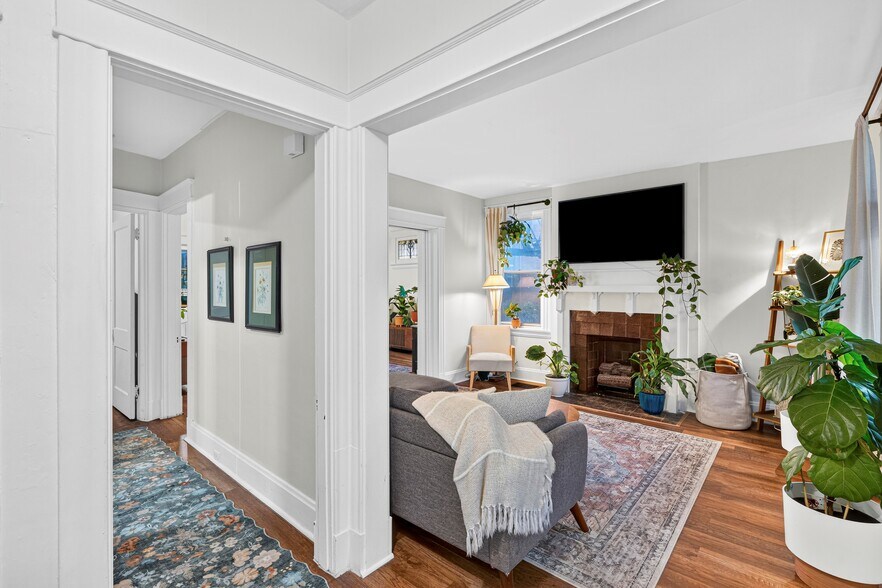 Building Photo - 1628 De Sales Ln