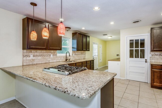 Building Photo - 4 bedroom home in Cordova Park