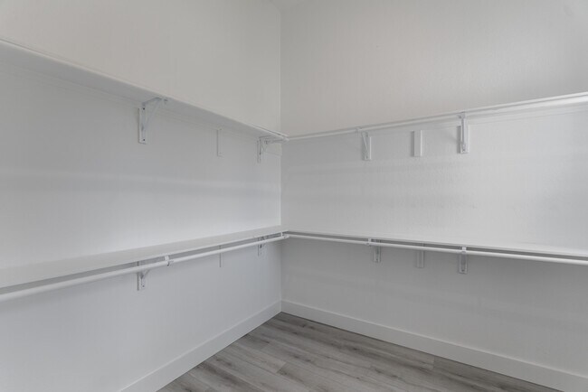 Building Photo - 624 Edgewood Dr