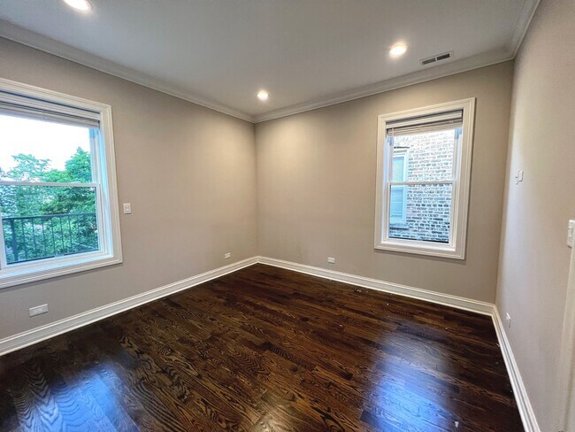 Building Photo - 1744 W Winnemac Ave