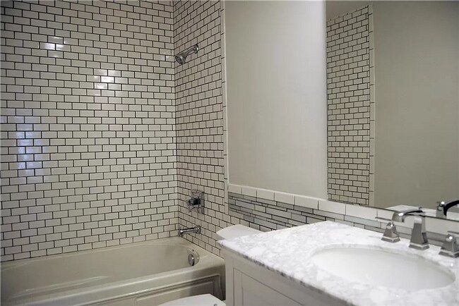 Building Photo - Townhome close to everything on Bayou Trace off Jackson St