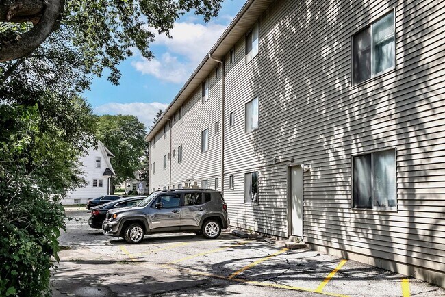 Building Photo - Newly Refreshed 1 Bedroom Apartment Near D...