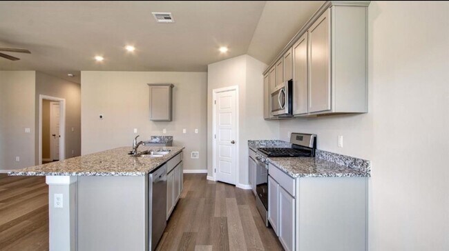 Building Photo - 10521 SW 41st St