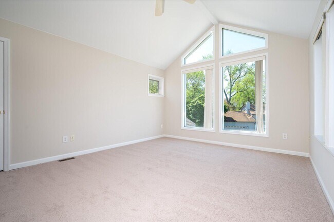 Building Photo - 1100 Paca Dr