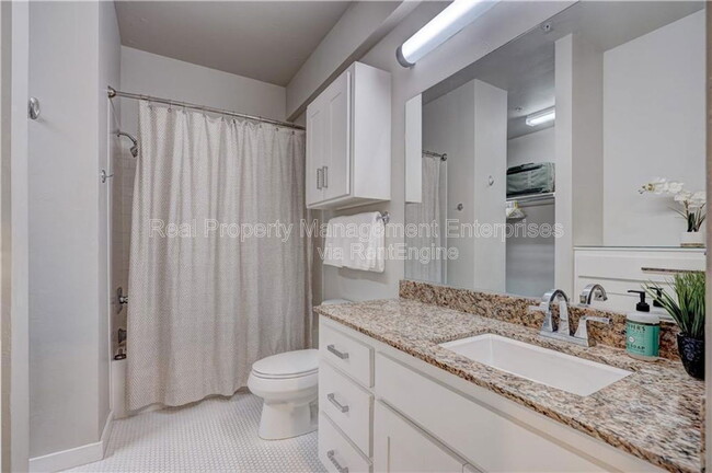 Building Photo - 1 NE 2nd St