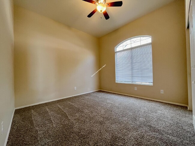 Building Photo - "Discover Your Desert Oasis: Spacious 3-Be...