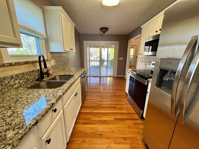 Building Photo - 3 Bed, 2.5 Bath Home w/ 2 Car Garage and Bonus Room