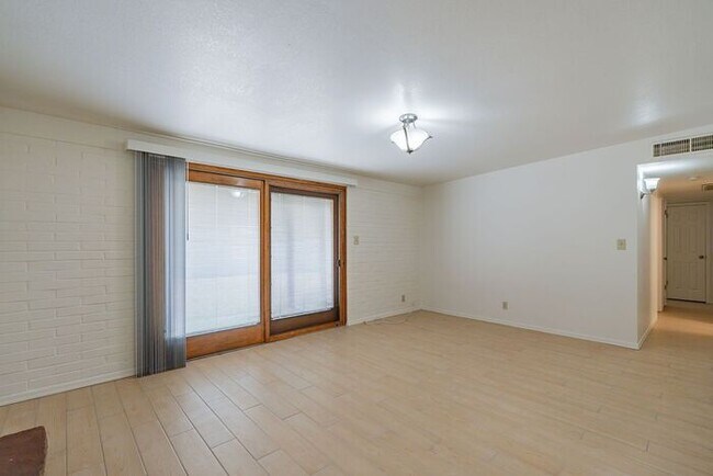 Building Photo - Charming 3-Bed Home with Spacious Backyard & Covered Patio – Available 9/1!