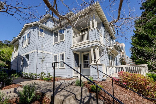 Building Photo - 3 Bed / 2.5 Bath beautiful end unit townhome with tons of upgrades. YouTube Tour!!