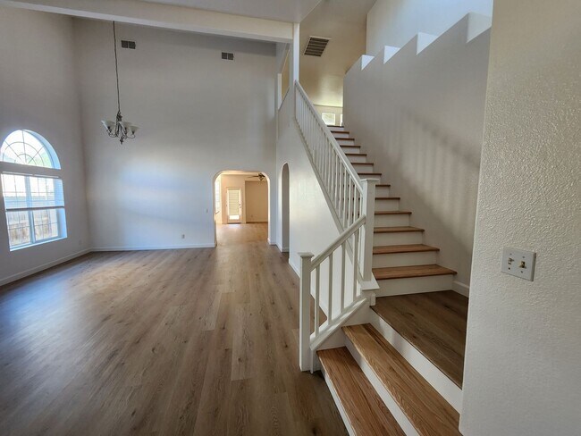 Building Photo - Beautiful 5 bed/4 bath home in Santa Nella!