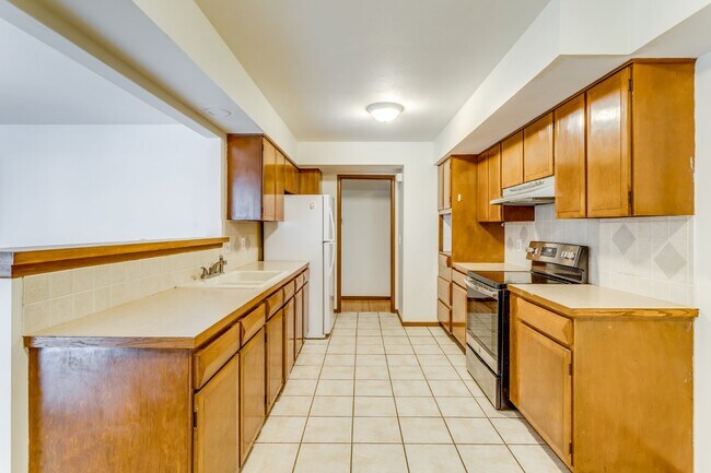 Building Photo - 3 bedroom, 2 bath home in the beautiful Westlink neighborhood in West Wichita.