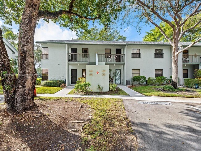 Building Photo - 3868 Carambola Cir N