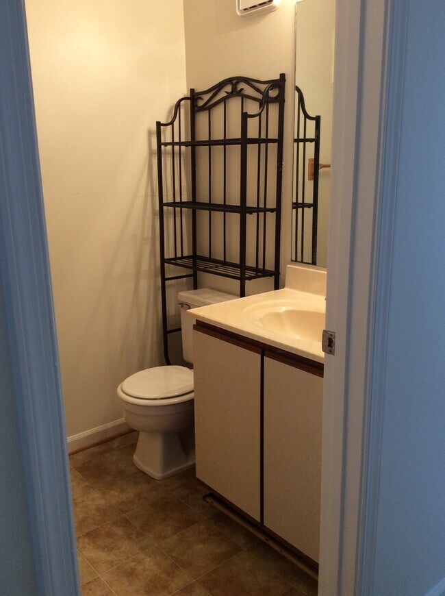 Building Photo - Beautiful Condo Just 3 Blocks from Oceanfront!