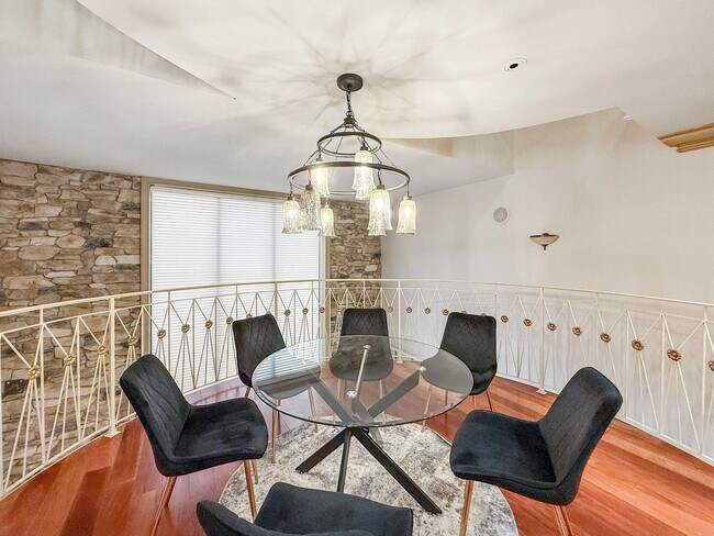 Building Photo - 602 S Front St