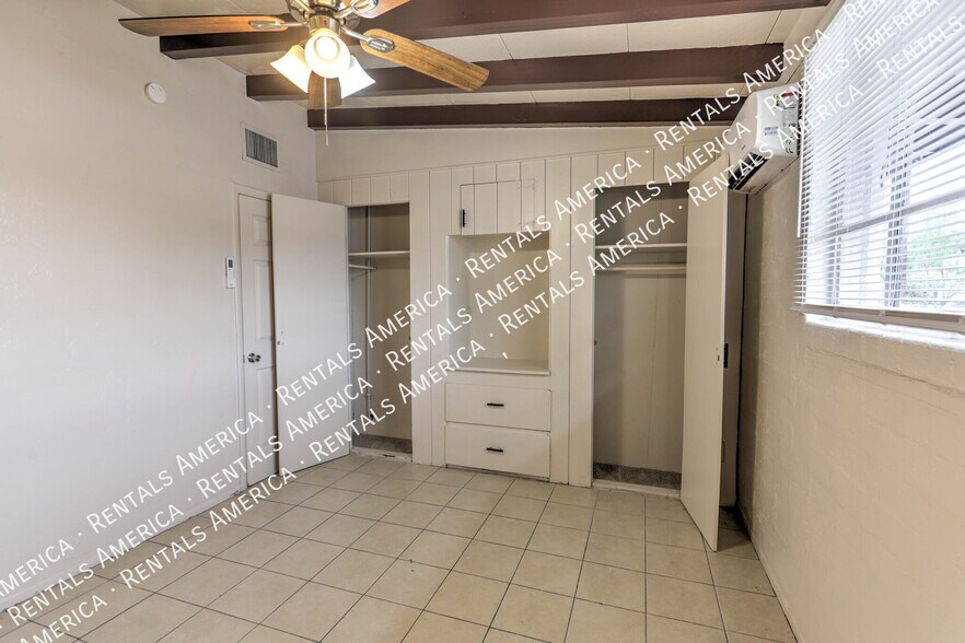 Building Photo - 3040 N Sparkman Blvd