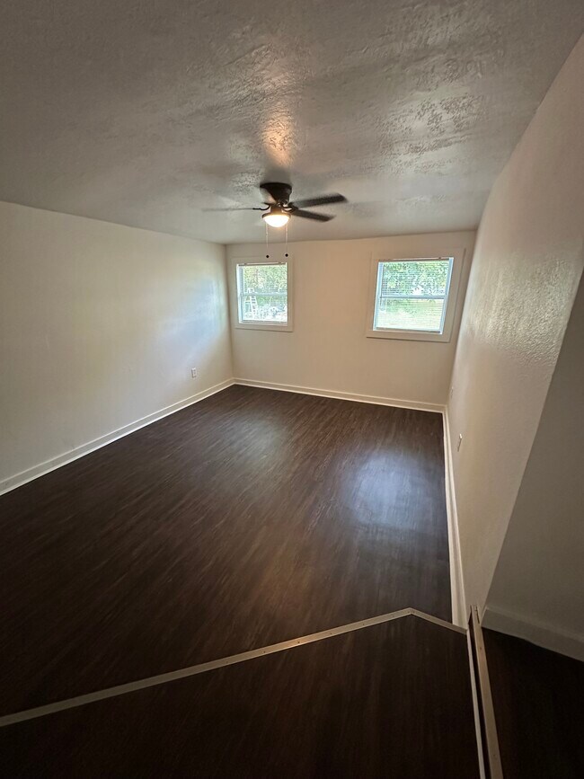 Building Photo - 2245 Valley Dr