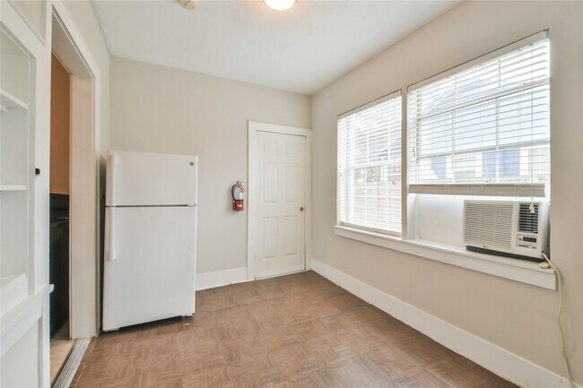 Building Photo - 903 Oakhurst St